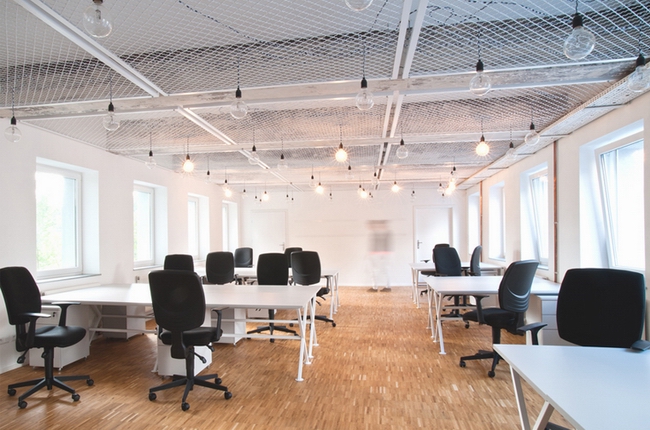 灰白色的开放办公空间设计效果