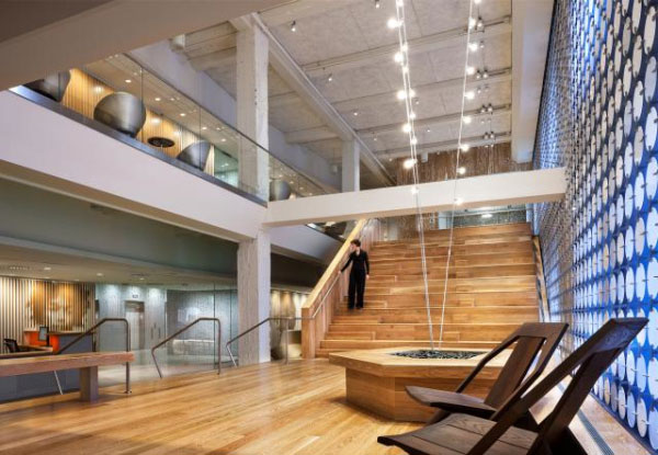 創意辦公室裏大氣寬闊的木制樓梯