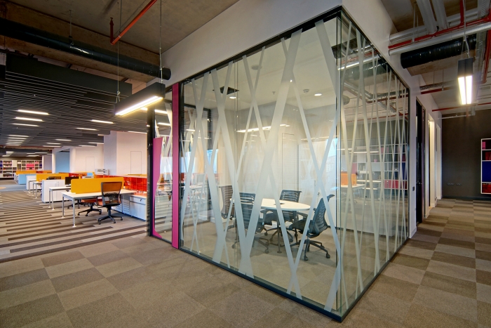 上海办公楼装修- 現代簡約空間設計，GürallarLAV玻璃制造公司辦公室