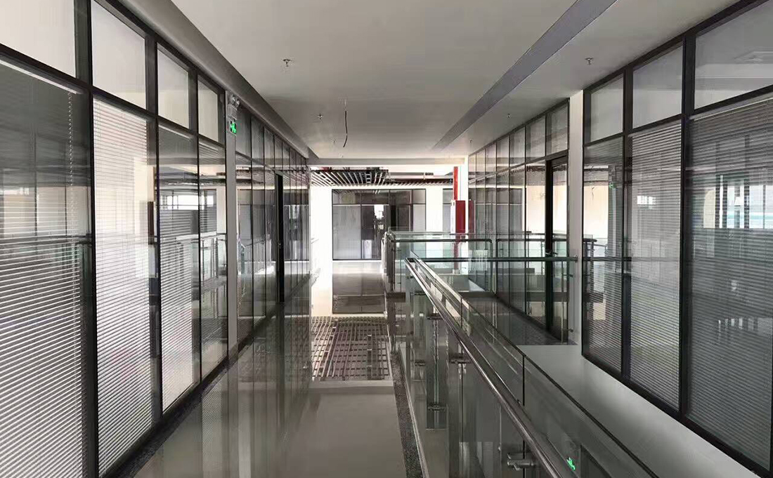 上海装修公司双层玻璃隔断设计效果