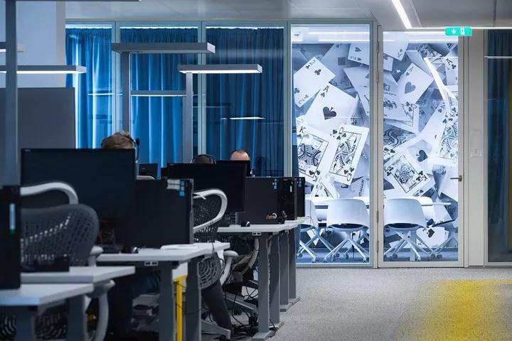 一个充满科技感的办公室装修设计是如何完成的？